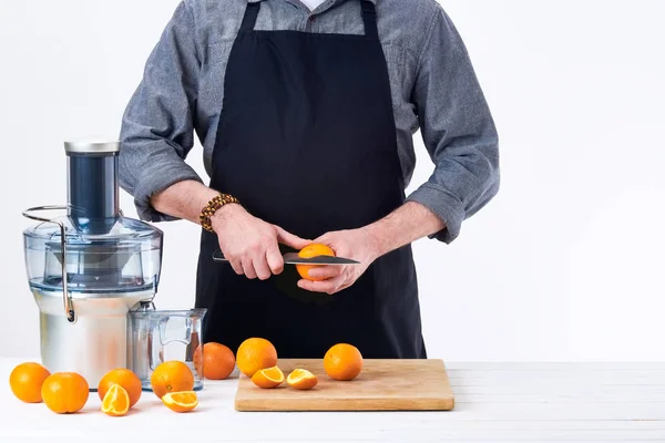 匿名男性が フレッシュ オレンジ ジュースを電気ジューサー 白い背景の上のヘルシー デトックス概念を準備します 今年の抱負 再出発 失う重量制 — ストック写真