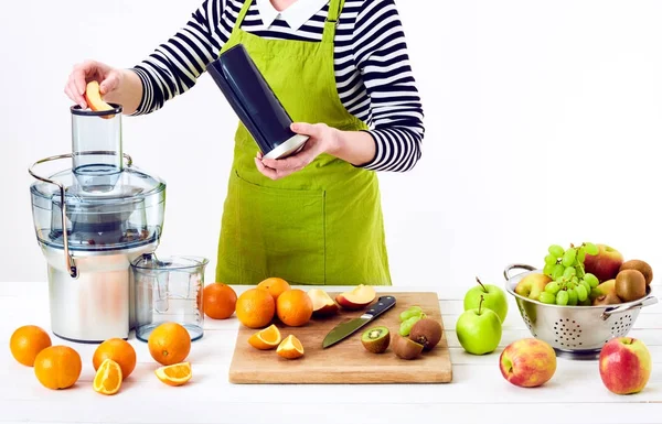 Mulher Anônima Preparando Suco Frutas Frescas Usando Juicer Elétrico Conceito — Fotografia de Stock