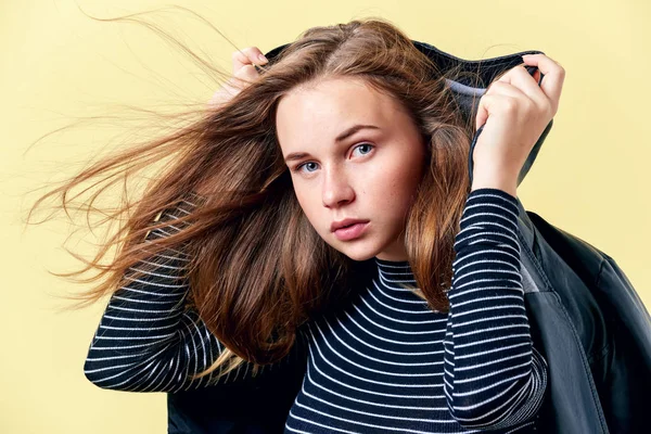 Attraktiva Rödhårig Tonåring Med Fräknar Poserar För Mode Porträtt Svart — Stockfoto