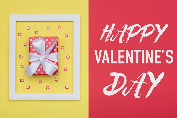 幸せなバレンタインデー パステル キャンディ色背景 バレンタインデー フラット レイアウト美しく包まれた現在の最小限の概念と小さな心の負荷 — ストック写真