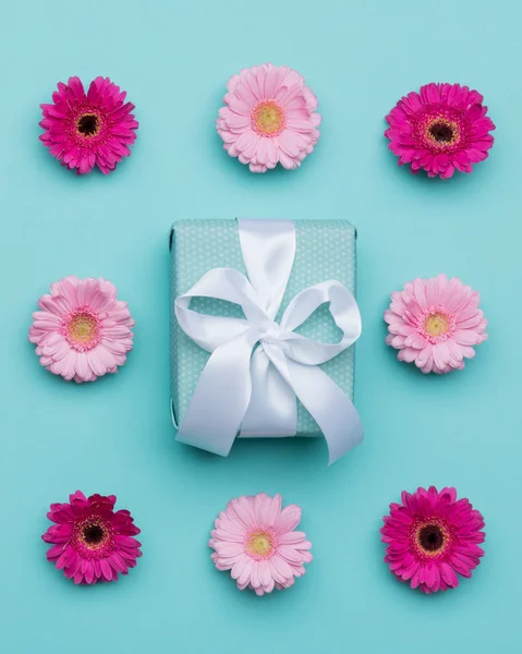 Fröhlicher Muttertag Frauentag Valentinstag Oder Geburtstag Pastellblauer Süßigkeitenhintergrund Florales Flaches — Stockfoto