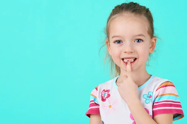 Очаровательная Маленькая Девочка Улыбается Демонстрирует Свой Первый Потерянный Молочный Зуб — стоковое фото
