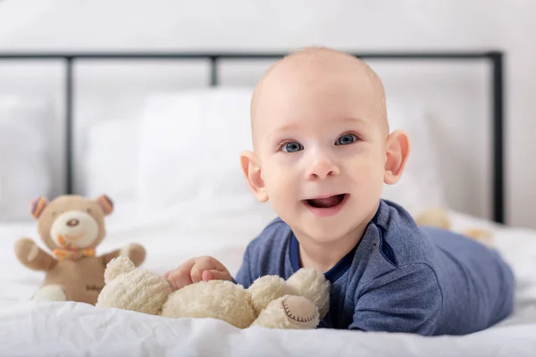 Gülüyor Oyuncakla Oynamak Güzel Bebek Çocuk Yatağı Üzerinde Taşımaktadır Yeni — Stok fotoğraf