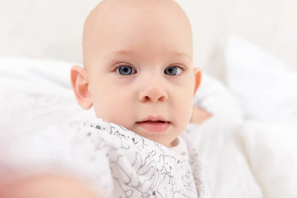 Menino Adorável Com Olhos Azuis Olhando Diretamente Para Câmera Tentando — Fotografia de Stock