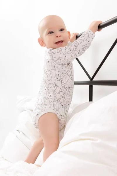 Ebeveynin Yatak Üzerinde Duran Karyola Tutarak Şirin Küçük Gülümseyen Bebek — Stok fotoğraf