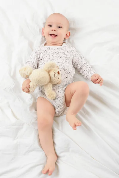 Kameraya Bakarak Sevimli Gülümseyen Erkek Bebek Onun Sevdiği Oyuncak Oyuncak — Stok fotoğraf