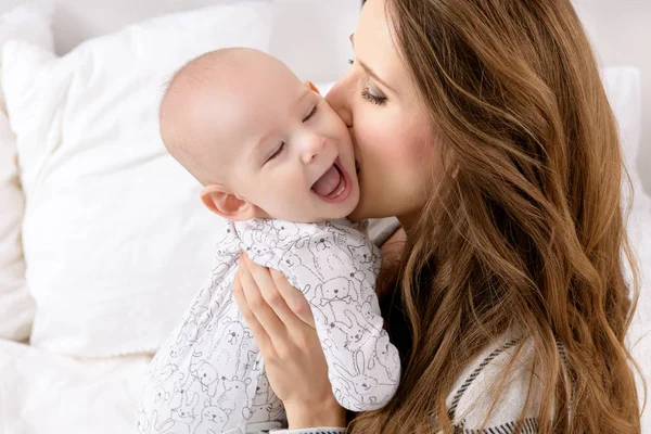 Mutlu Anne Bebek Oğlu Öpüşme Mutlu Bir Aile Anne Çocuk — Stok fotoğraf