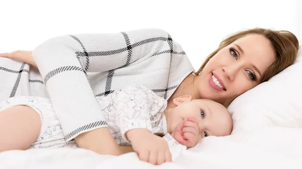 Mutlu Genç Anne Bebek Oğlu Birlikte Bir Yatakta Yatarken Gülümseyerek — Stok fotoğraf