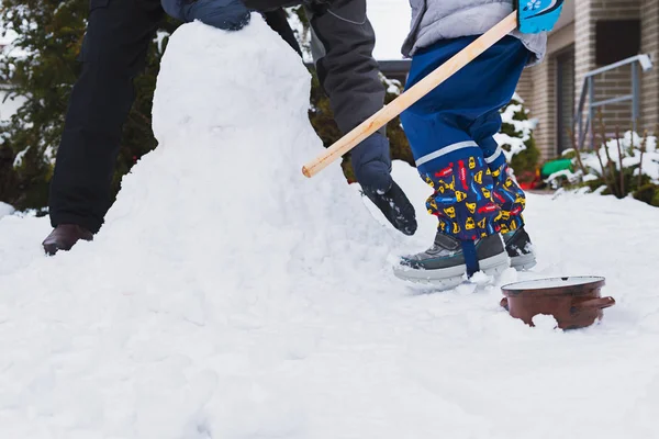 正宗的家庭冬季乐趣 家庭在他们的 Frontyard 堆雪人 坦率真实的人生活的形象堆雪人 — 图库照片