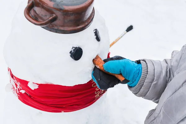 Autentyczny Zimowe Rodzinne Zabawy Budowa Snowman Małe Dziecko Styl Życia — Zdjęcie stockowe