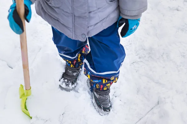 Dziecko Pomagając Rozliczeń Odśnieżanie Chodnika Szczery Autentyczne Rodzinne Zimowych Atrakcji — Zdjęcie stockowe