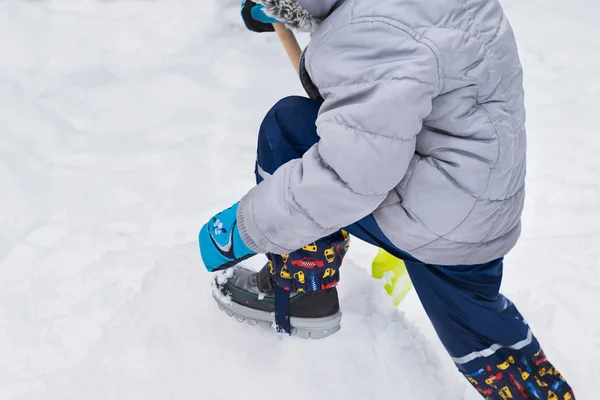 孩子帮助清理人行道上的积雪 坦率正宗的家庭冬季活动 铲雪概念 — 图库照片