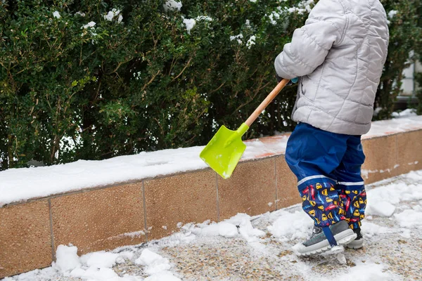 Dítě Pomáhá Odklízení Sněhu Chodníku Upřímný Autentické Rodinné Zimní Aktivity — Stock fotografie