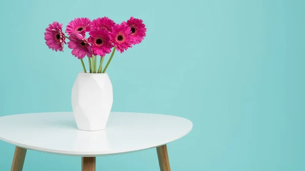 Gerberas Rosadas Oscuras Jarrón Sobre Una Mesa Retro Feliz Día —  Fotos de Stock