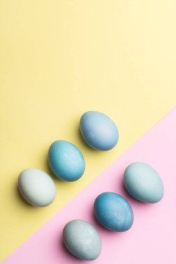 Mutlu Paskalya pastel renkli arka plan. El boyalı Paskalya yumurta soyut en az kavramı.