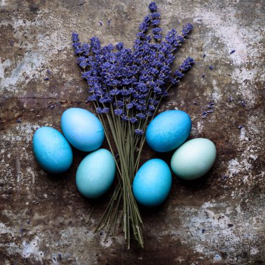 Mutlu Paskalya rustik konsepti ile kopya alanı. DIY retro paslı metal zemin üzerine mavi Paskalya yumurtaları çeşitli tonlarında boyalı. 