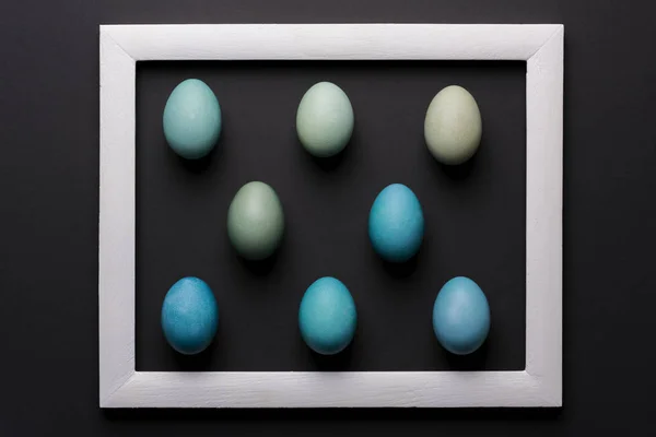 Feliz Pascua Fondo Blanco Negro Diy Tonos Teñidos Azul Huevos —  Fotos de Stock