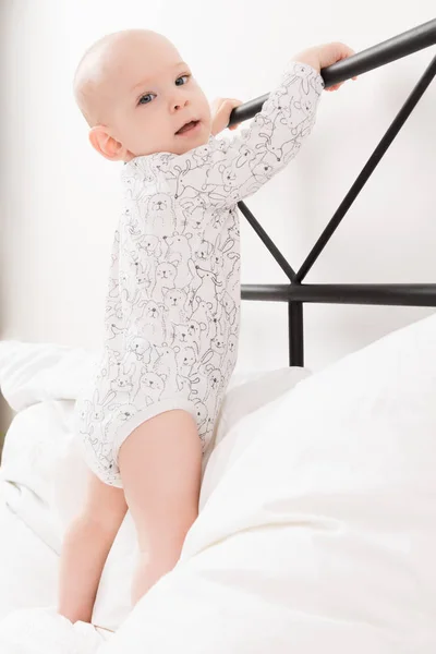 Ebeveynin Yatak Üzerinde Duran Karyola Tutarak Şirin Küçük Gülümseyen Bebek — Stok fotoğraf
