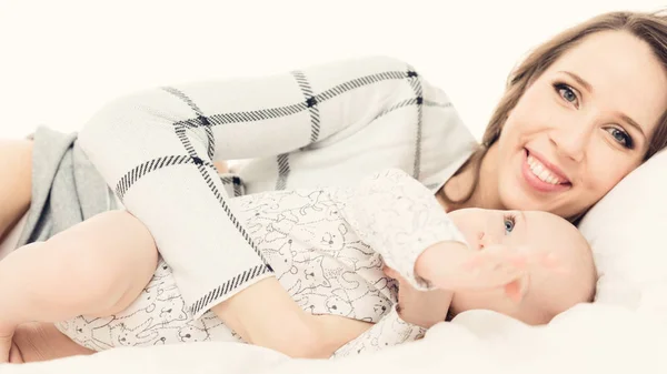 Feliz Madre Hijo Jugando Una Cama Juntos Familia Feliz Retrato —  Fotos de Stock