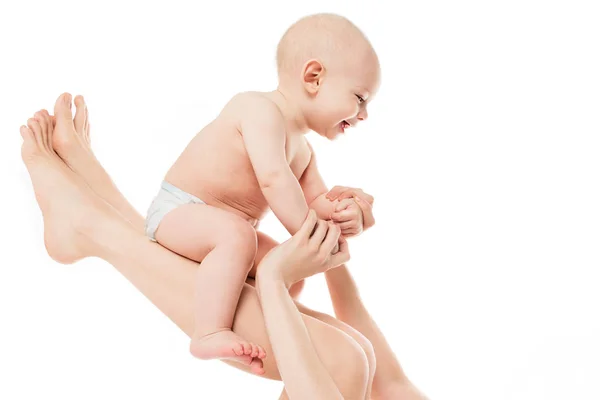 Lycklig Mamma Lyfta Hennes Förtjusande Baby Son Luften Lycklig Familj — Stockfoto