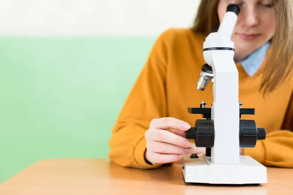 Студент Середньої Школи Біології Студент Використовує Мікроскоп Вивчення Зразків — стокове фото