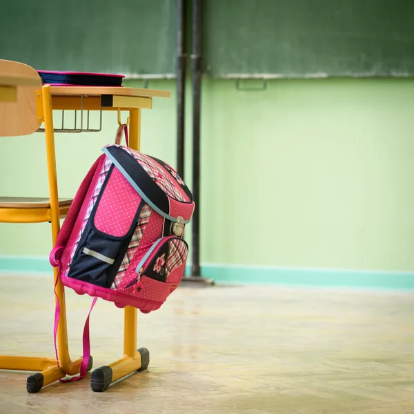 Bolso Escolar Femenino Rosa Estuche Lápiz Escritorio Aula Vacía Primer —  Fotos de Stock