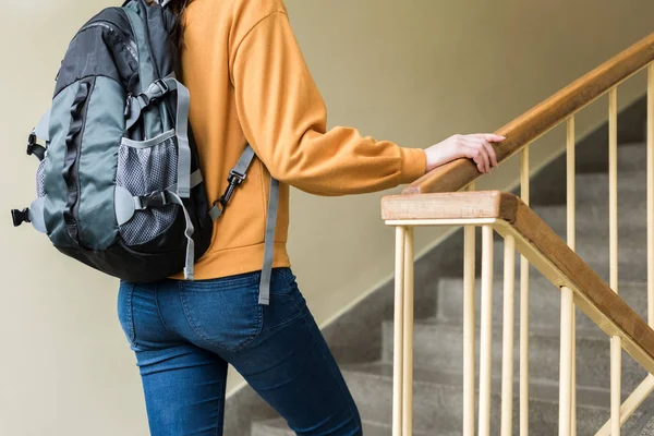Молодая Неузнаваемая Депрессивная Одинокая Студентка Колледжа Поднимается Лестнице Своей Школе — стоковое фото