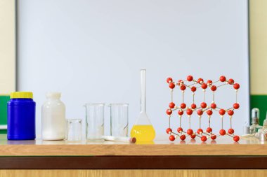 Bilim sınıf laboratuvar masasında sıvı formülü ve Moleküler yapı modeli ile kimya Züccaciye Mağazaları.
