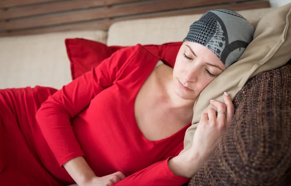 Junge Erwachsene Krebspatientin Entspannt Auf Einer Couch Müde Erschöpfte Depressive — Stockfoto