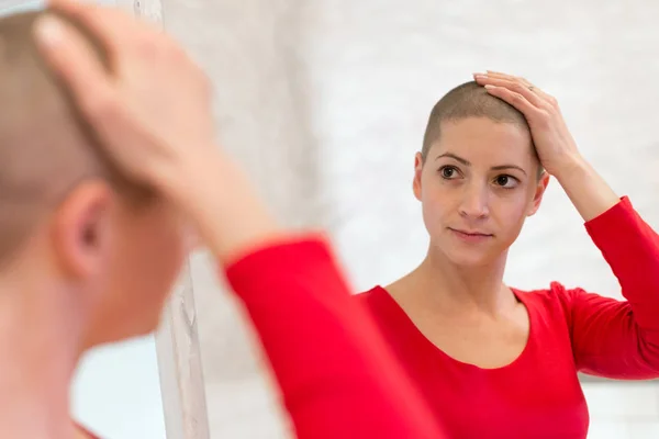 Jonge Volwassen Vrouwelijke Kankerpatiënt Kijken Spiegel Streelde Haar Nieuwe Korte — Stockfoto