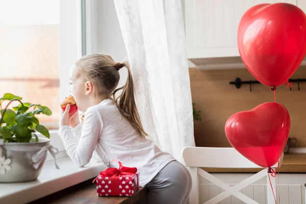 Söt Förskolebarn Flicka Firar Födelsedag Flicka Äter Hennes Födelsedag Cupcake — Stockfoto