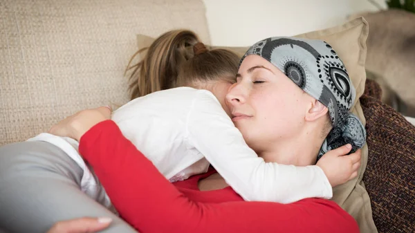 Junge Erwachsene Krebspatientin Verbringt Zeit Mit Ihrer Tochter Hause Und — Stockfoto