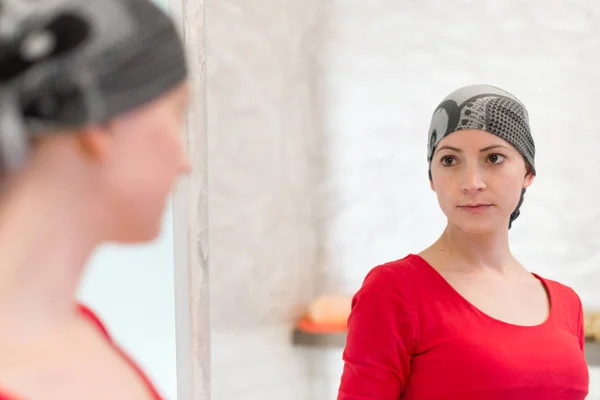 Junge Erwachsene Krebspatientin Mit Kopftuch Die Den Spiegel Schaut Müde — Stockfoto