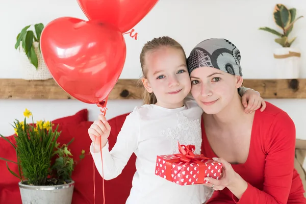 Ung Mamma Cancerpatient Och Hennes Söta Dotter Firar Återvända Hem — Stockfoto