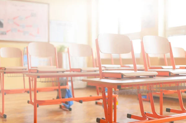 Aula Vacía Con Escritorios Escolares Sillas Pizarra Concepto Educativo —  Fotos de Stock