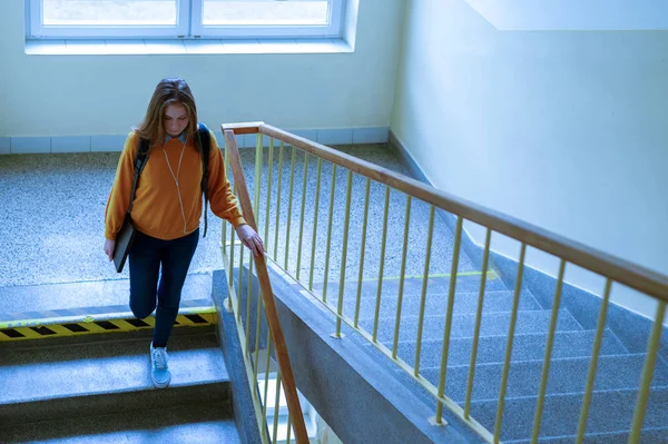 Young Depressief Eenzaam Vrouwelijke College Student Lopend Onderaan Trap Haar — Stockfoto