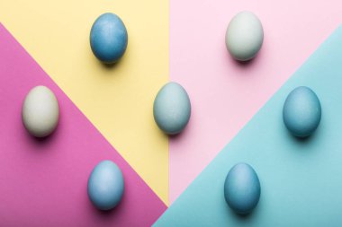 Mutlu Paskalya pastel renkli arka plan. El boyalı Paskalya yumurta soyut en az kavramı.