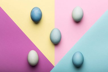 Mutlu Paskalya pastel renkli arka plan. El boyalı Paskalya yumurta soyut en az kavramı.