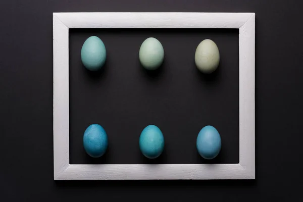 Feliz Pascua Fondo Blanco Negro Diy Tonos Teñidos Azul Huevos —  Fotos de Stock