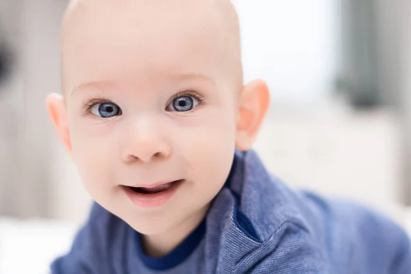 Adorable Bebé Con Ojos Azules Mirando Directamente Cámara Tratando Alcanzarlo —  Fotos de Stock