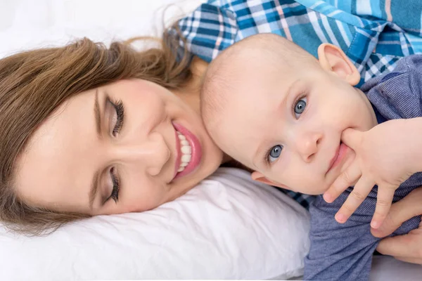 Lycklig Mamma Och Hennes Baby Son Liggande Säng Tillsammans Lycklig — Stockfoto