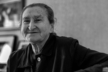 Güzel 80 artı yıl yaşlı kadın kıdemli portre. Yaşlı kadın kamera gülümseyen seyir siyah beyaz görüntü.