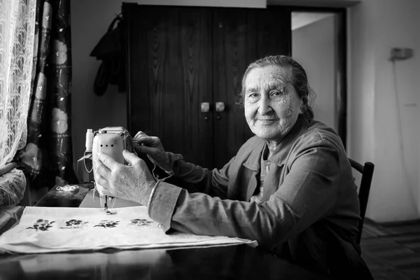 Söt Gammal Senior Kvinna Med Vintage Symaskin Svartvit Bild Bedårande — Stockfoto