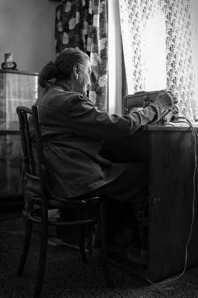 Симпатичная Летняя Пожилая Женщина Использует Винтажную Швейную Машинку Черно Белый — стоковое фото