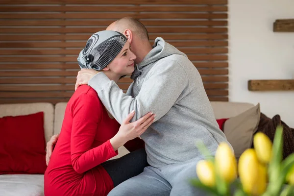 Stödjande Make Kysser Hans Fru Cancerpatient Efter Behandling Sjukhus Cancer — Stockfoto