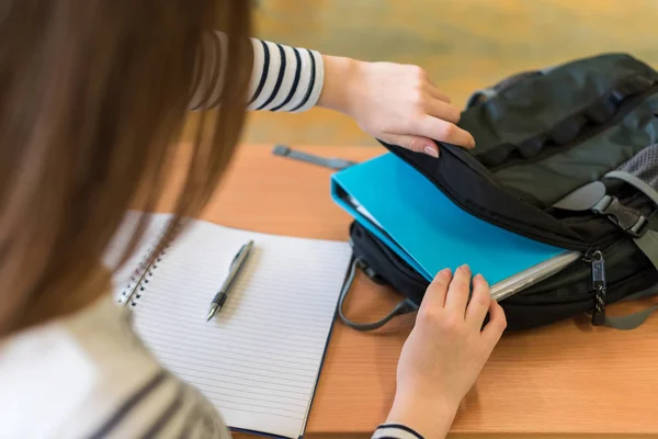 Jeune Étudiante Derrière Son Bureau Classe Sortant Ses Manuels Sac — Photo