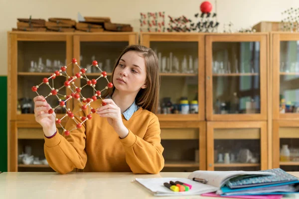 Студентки Тримають Молекулярної Структури Моделі Концепція Науки Клас — стокове фото