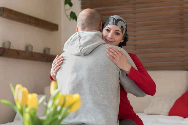 Unga Vuxna Kvinnliga Cancerpatient Kramar Maken Hemma Efter Behandling Sjukhus — Stockfoto