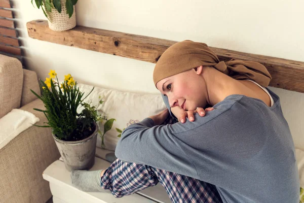 Porträt Einer Jungen Positiven Erwachsenen Krebspatientin Die Schlafanzug Wohnzimmer Sitzt — Stockfoto
