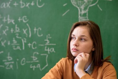 Genç kız matematik dersinde matematik formül tarafından boğulmuş. Basınç, eğitim, başarı kavramı.